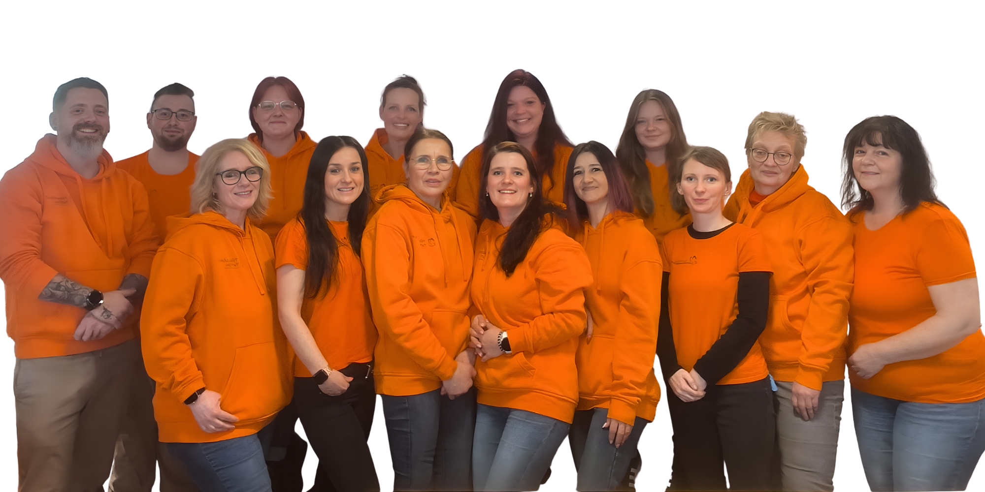 Gruppenbild der Pflegefachkräfte des Pflegedienst Papillon im orangen Pulli, denn das Team sind die orangenen Schmetterlinge aus Windeck..